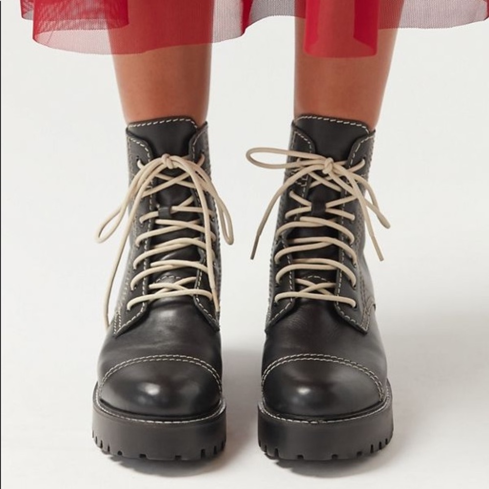 UNWORN!! URBAN OUTFITTERS
Juliette Treaded Lace-up Boot (size 7)